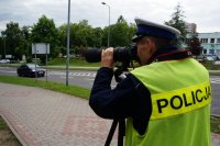 Policjanci podczas działań z wykorzystaniem sprzętu do foto-rejestracji wykroczeń