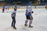 policjanci zagrali w charytatywnym meczu hokeja
