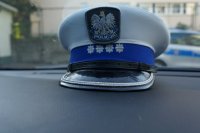 Zdjęcie kolorowe, przedstawiające czapkę policjanta ruchu drogowego.