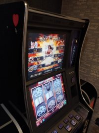 Zdjęcie kolorowe, przedstawiające zabezpieczone automaty go gier.