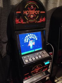 Zdjęcie kolorowe, przedstawiające zabezpieczone automaty go gier.