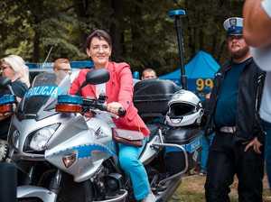 Zdjęcie przedstawiające Panią Prezydent na motocyklu.