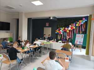 Zdjęcie przedstawiające komisje oraz uczestników w trakcie rozwiazywania testu.