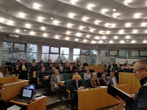 Zdjęcie przedstawiające uczestników debaty oraz Pana Komendanta młodszego inspektora Marka Sobiegraj.