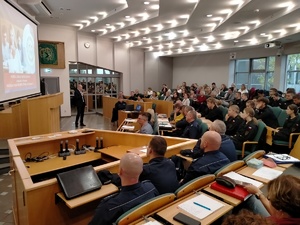 Zdjęcie przedstawiające uczestników debaty oraz przemawiającego Pana Krzysztofa Majeran.