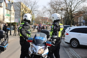 Zdjęcie przedstawiające policjantów oraz policyjne motocykle.