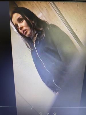 Zdjęcie podejrzanej kobiety w windzie.
