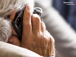Zdjęcie starszej osoby rozmawiającej przez telefon.